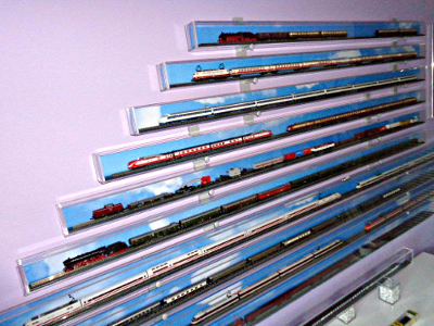 Vitrinenröhren mit Landschaftshintergrund